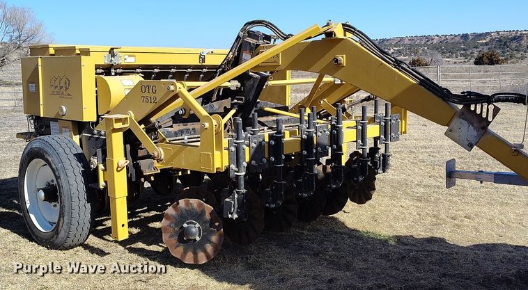 image for item DV6671 2013 Truax OTG 7512 twin row no-till grain drill