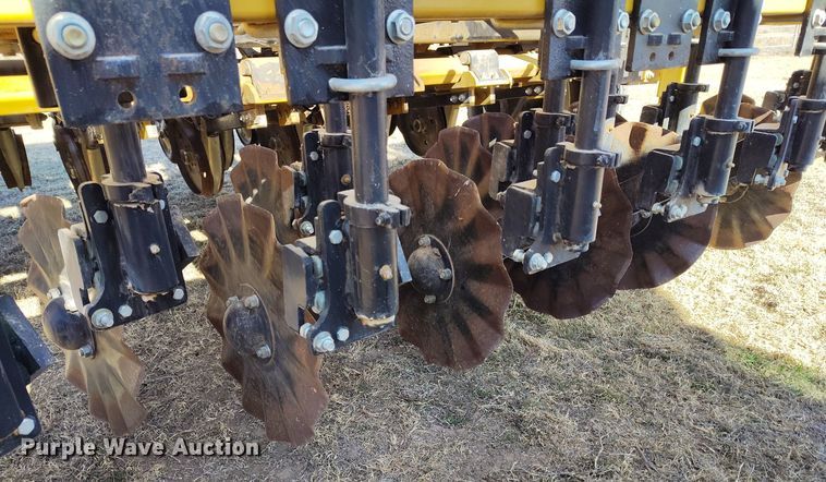 image for item DV6671 2013 Truax OTG 7512 twin row no-till grain drill