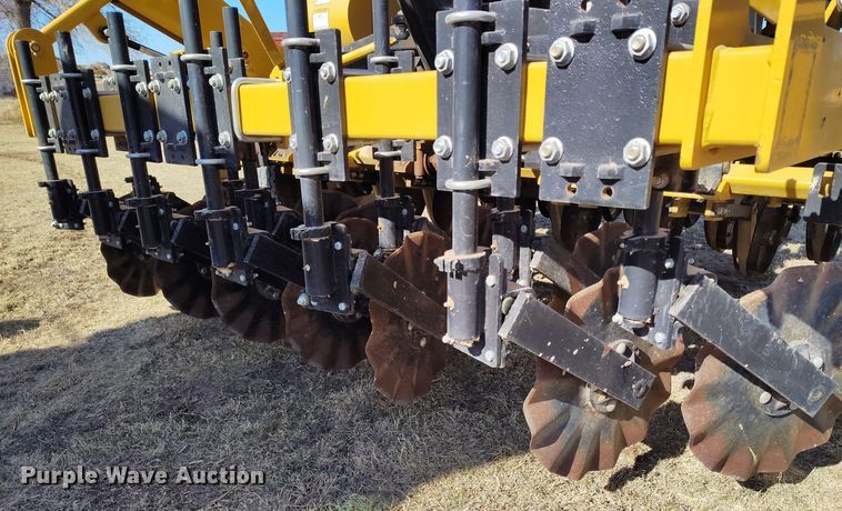 image for item DV6671 2013 Truax OTG 7512 twin row no-till grain drill