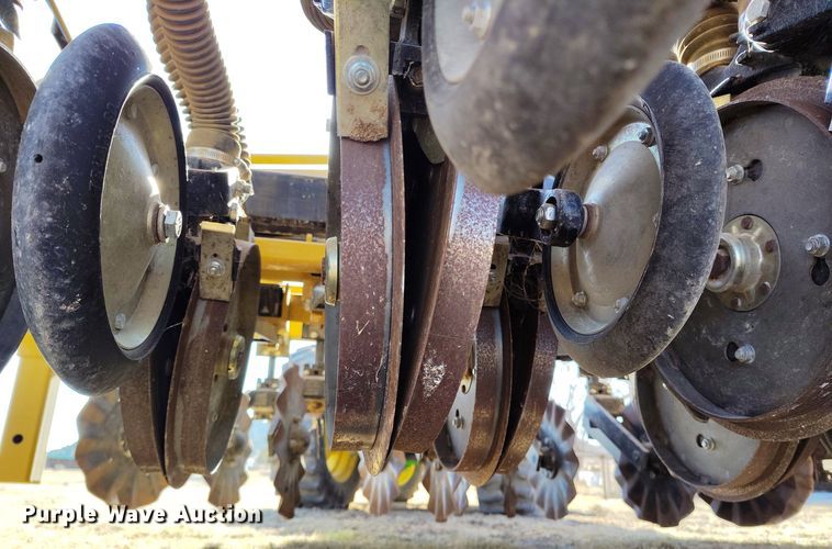 image for item DV6671 2013 Truax OTG 7512 twin row no-till grain drill