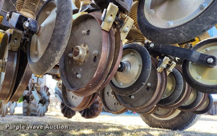 image for item DV6671 2013 Truax OTG 7512 twin row no-till grain drill