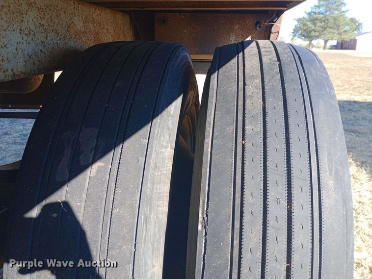 image for item DW0840 1981 American Trailers, Inc. grain trailer