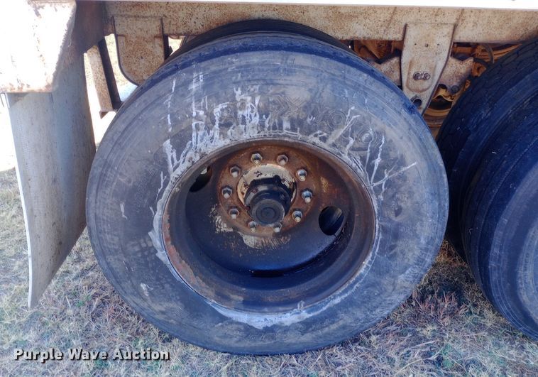 image for item DW0840 1981 American Trailers, Inc. grain trailer