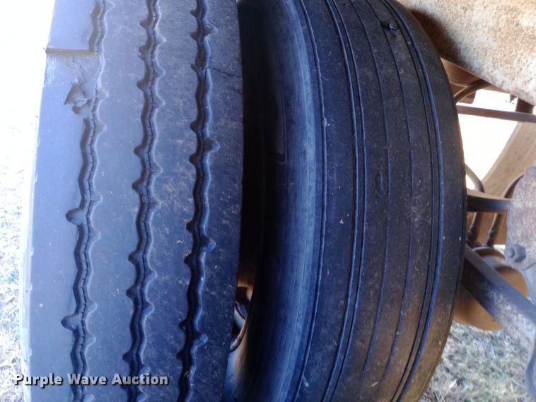 image for item DW0840 1981 American Trailers, Inc. grain trailer