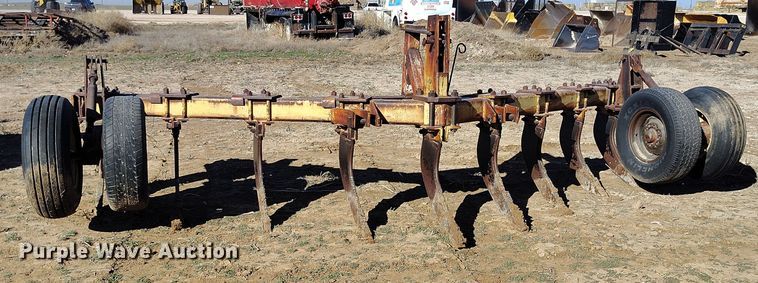 image for item EH0149 International Harvester  10 V-ripper