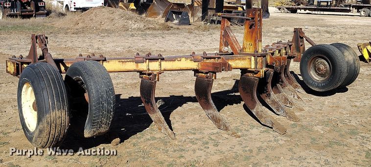 image for item EH0149 International Harvester  10 V-ripper