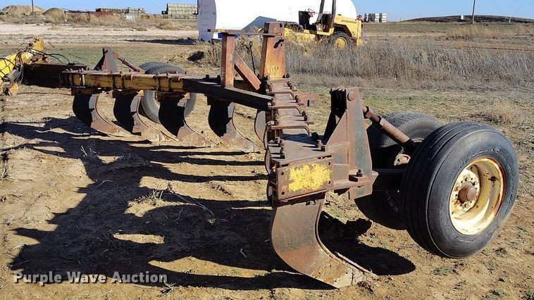 image for item EH0149 International Harvester  10 V-ripper