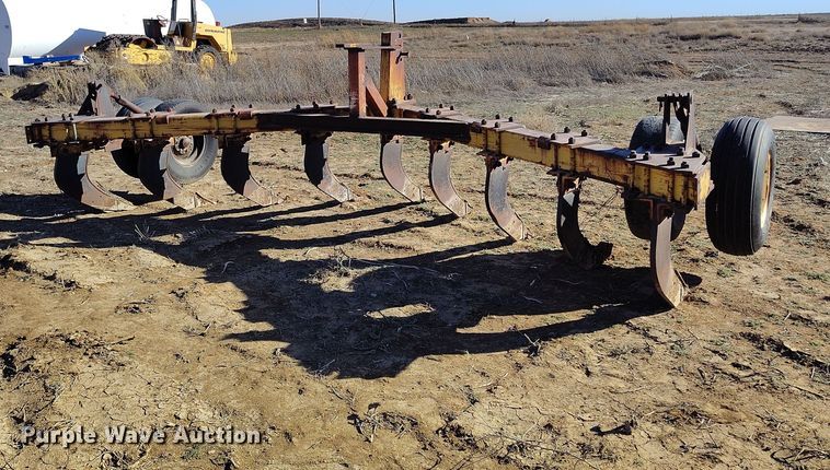 image for item EH0149 International Harvester  10 V-ripper