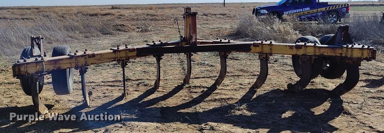 image for item EH0149 International Harvester  10 V-ripper