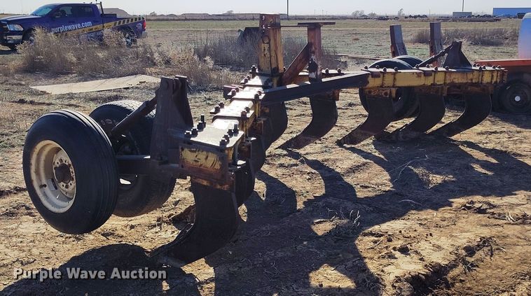 image for item EH0149 International Harvester  10 V-ripper