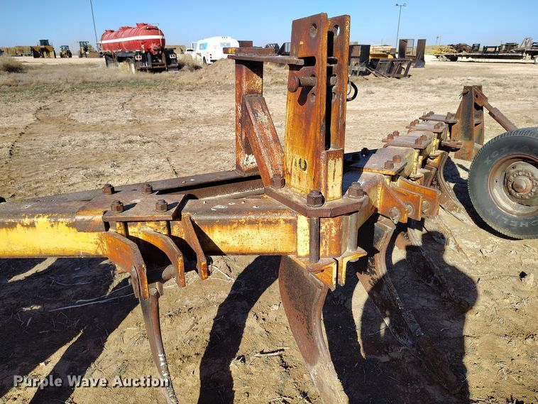 image for item EH0149 International Harvester  10 V-ripper