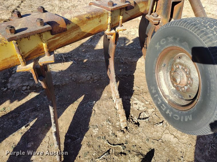 image for item EH0149 International Harvester  10 V-ripper