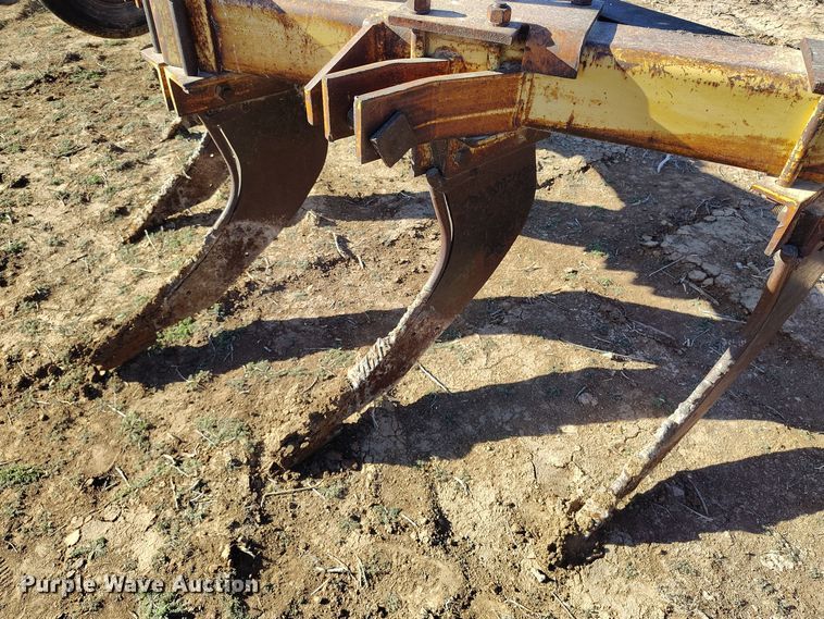 image for item EH0149 International Harvester  10 V-ripper