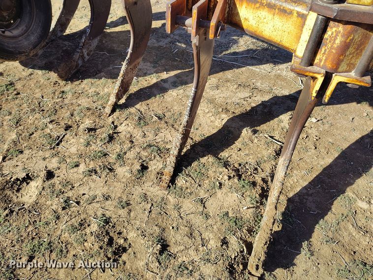 image for item EH0149 International Harvester  10 V-ripper