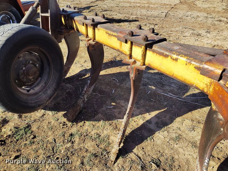 image for item EH0149 International Harvester  10 V-ripper