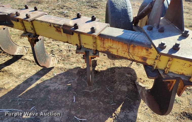 image for item EH0149 International Harvester  10 V-ripper