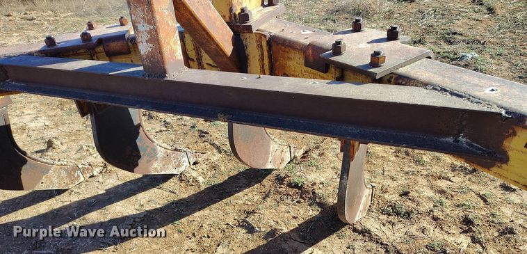 image for item EH0149 International Harvester  10 V-ripper