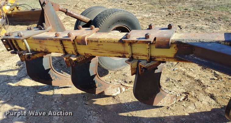 image for item EH0149 International Harvester  10 V-ripper