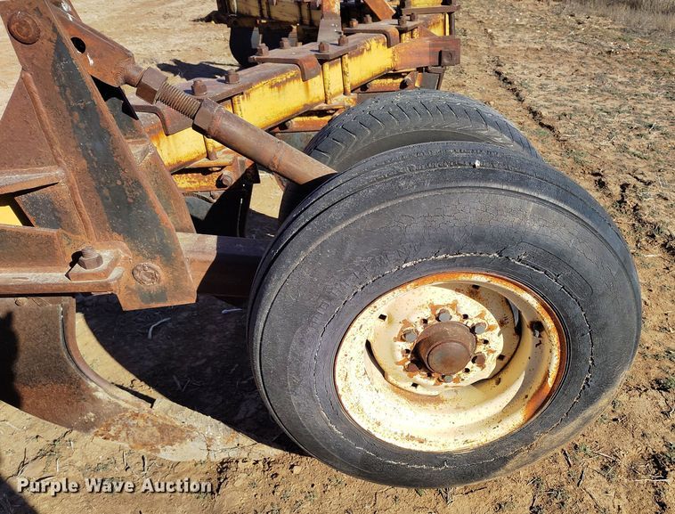 image for item EH0149 International Harvester  10 V-ripper