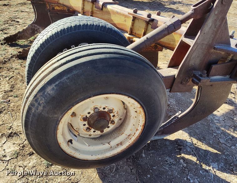 image for item EH0149 International Harvester  10 V-ripper