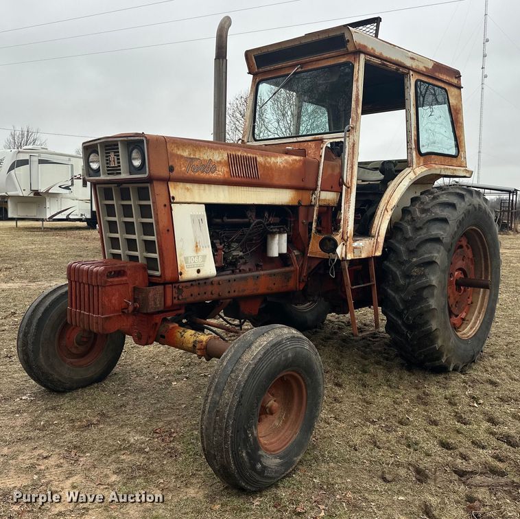 image for item ER4951 1973 International Harvester 1066 tractor
