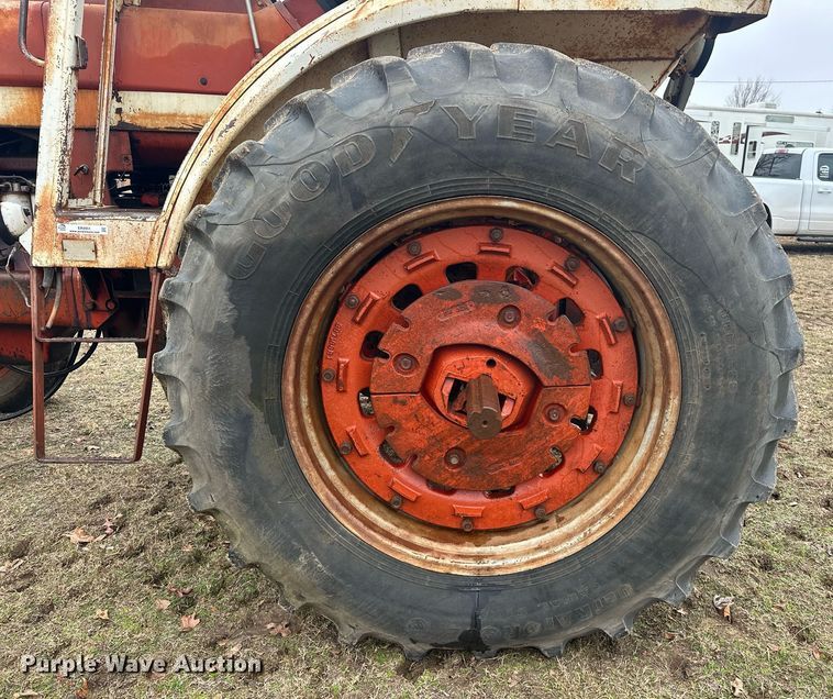 image for item ER4951 1973 International Harvester 1066 tractor