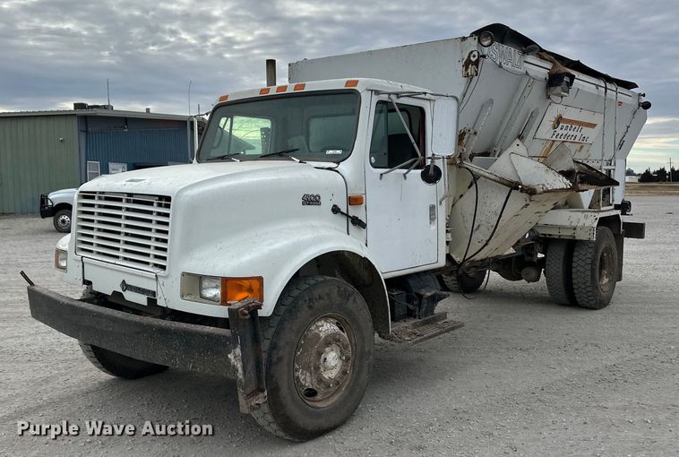 image for item ER8568 1996 International 4900 feed mixer truck