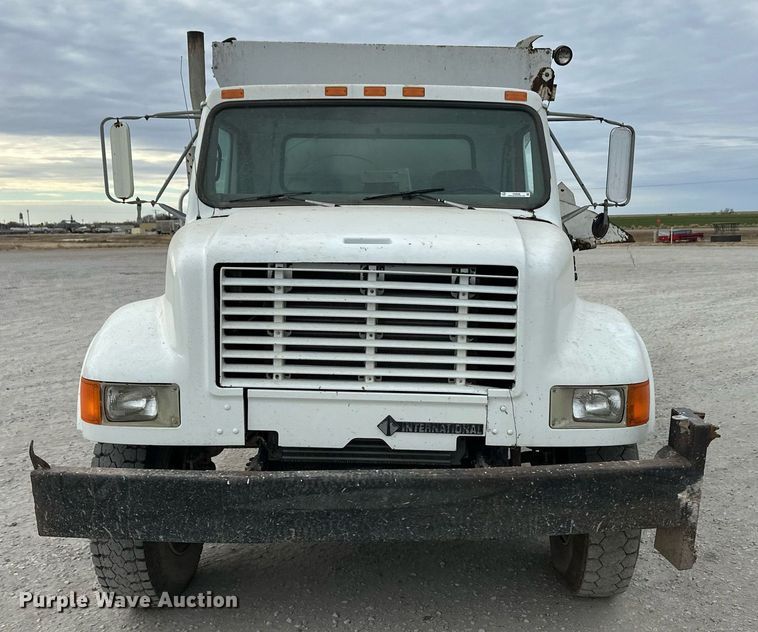 image for item ER8568 1996 International 4900 feed mixer truck
