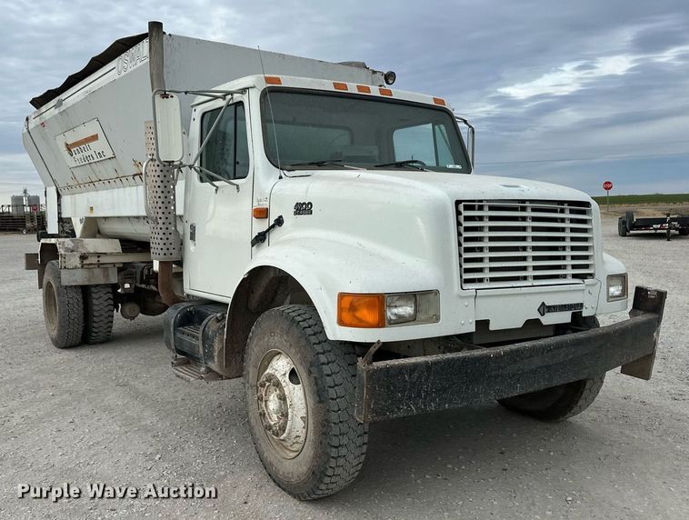 image for item ER8568 1996 International 4900 feed mixer truck