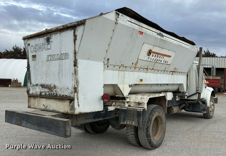 image for item ER8568 1996 International 4900 feed mixer truck