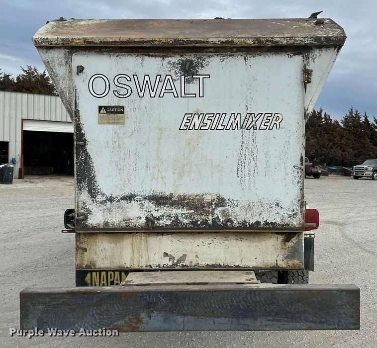image for item ER8568 1996 International 4900 feed mixer truck