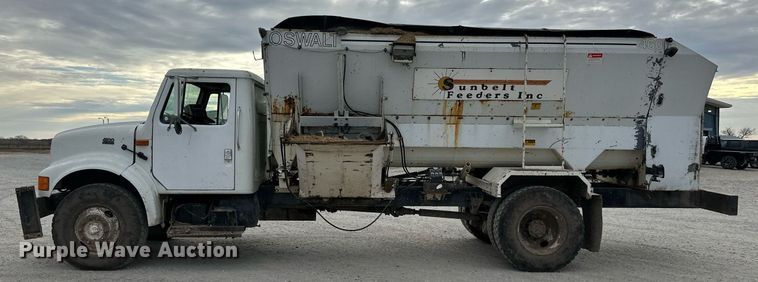 image for item ER8568 1996 International 4900 feed mixer truck