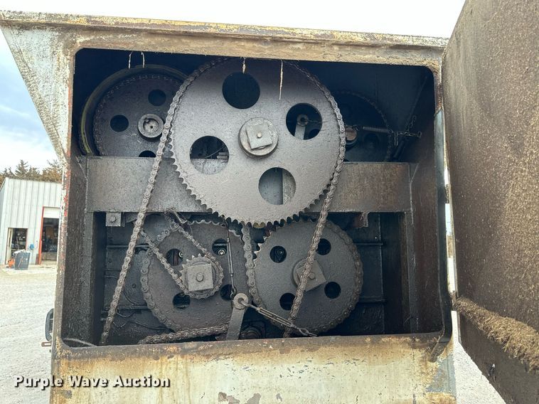 image for item ER8568 1996 International 4900 feed mixer truck