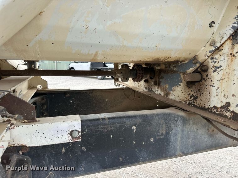 image for item ER8568 1996 International 4900 feed mixer truck