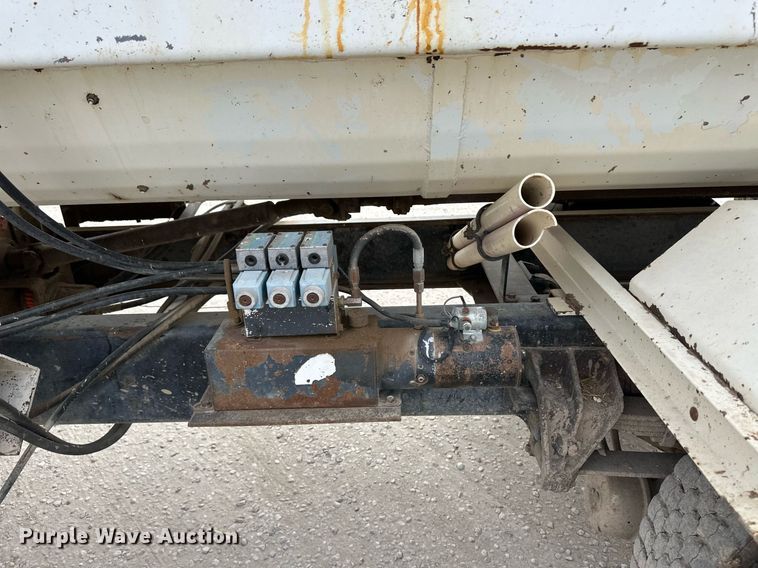 image for item ER8568 1996 International 4900 feed mixer truck