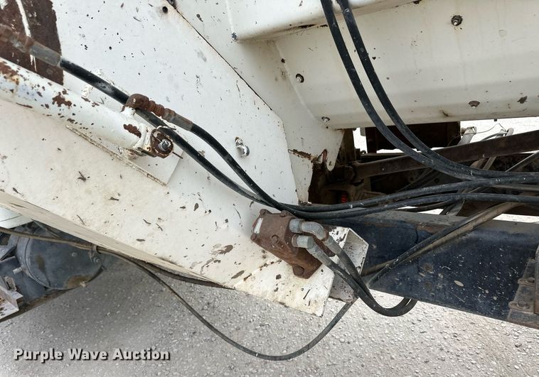 image for item ER8568 1996 International 4900 feed mixer truck