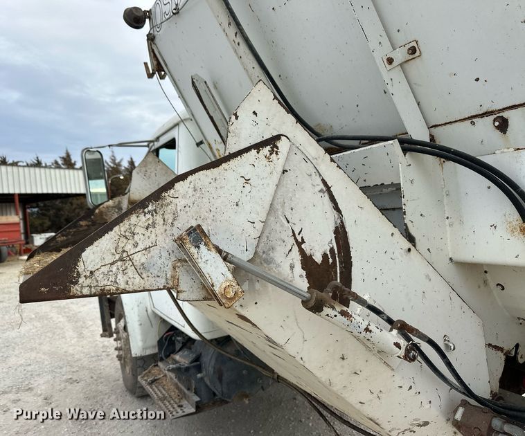 image for item ER8568 1996 International 4900 feed mixer truck