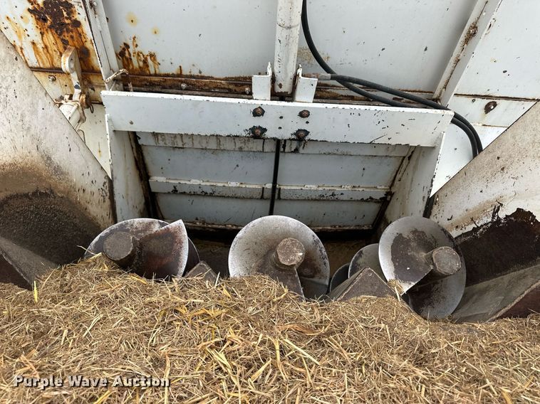 image for item ER8568 1996 International 4900 feed mixer truck