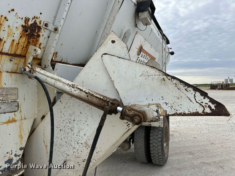 image for item ER8568 1996 International 4900 feed mixer truck