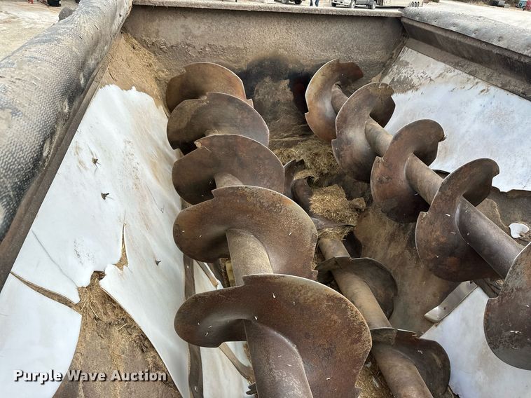 image for item ER8568 1996 International 4900 feed mixer truck