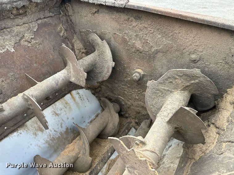 image for item ER8568 1996 International 4900 feed mixer truck