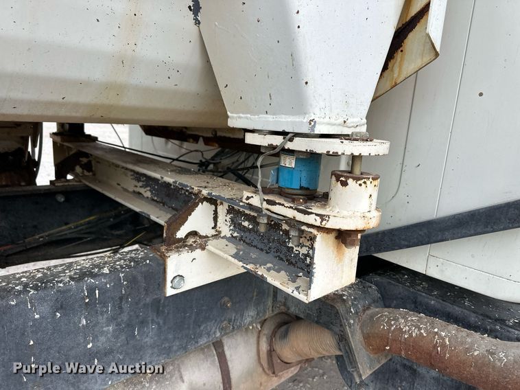 image for item ER8568 1996 International 4900 feed mixer truck