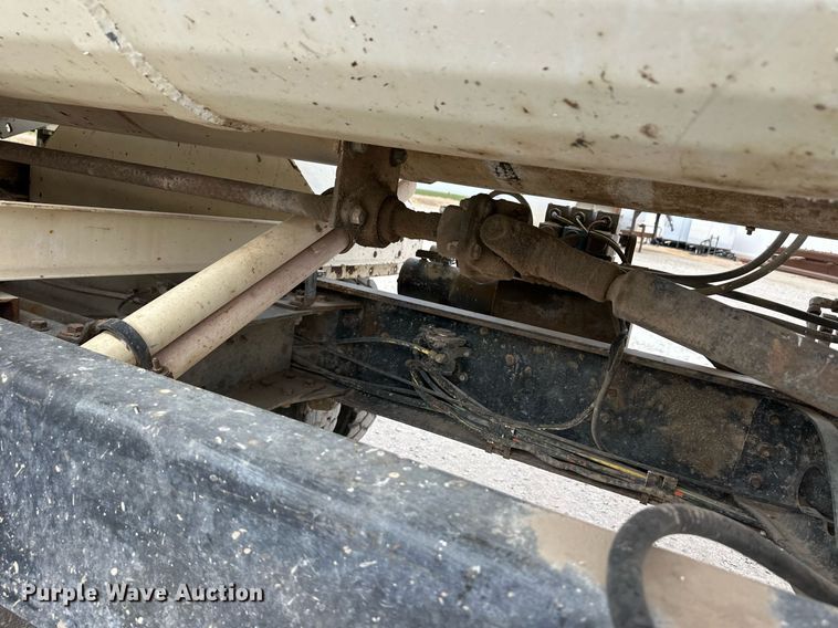 image for item ER8568 1996 International 4900 feed mixer truck