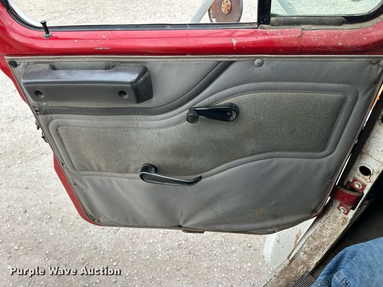 image for item ER8568 1996 International 4900 feed mixer truck