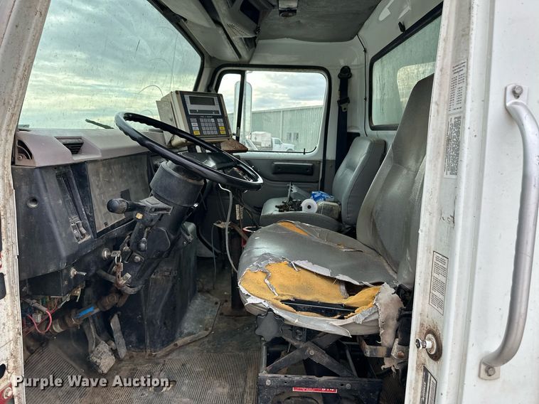 image for item ER8568 1996 International 4900 feed mixer truck