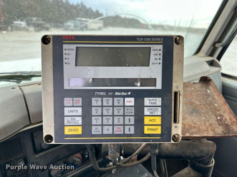 image for item ER8568 1996 International 4900 feed mixer truck