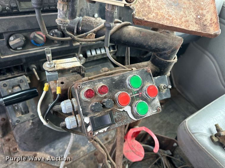 image for item ER8568 1996 International 4900 feed mixer truck