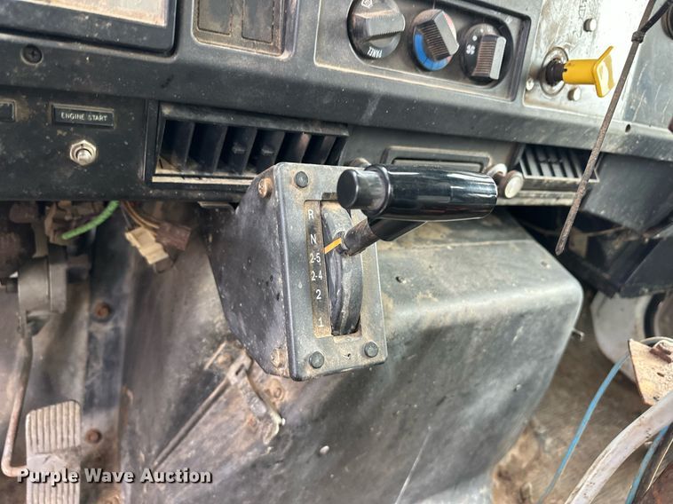 image for item ER8568 1996 International 4900 feed mixer truck