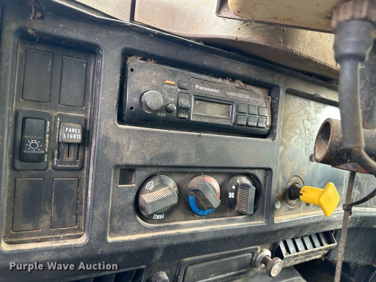 image for item ER8568 1996 International 4900 feed mixer truck