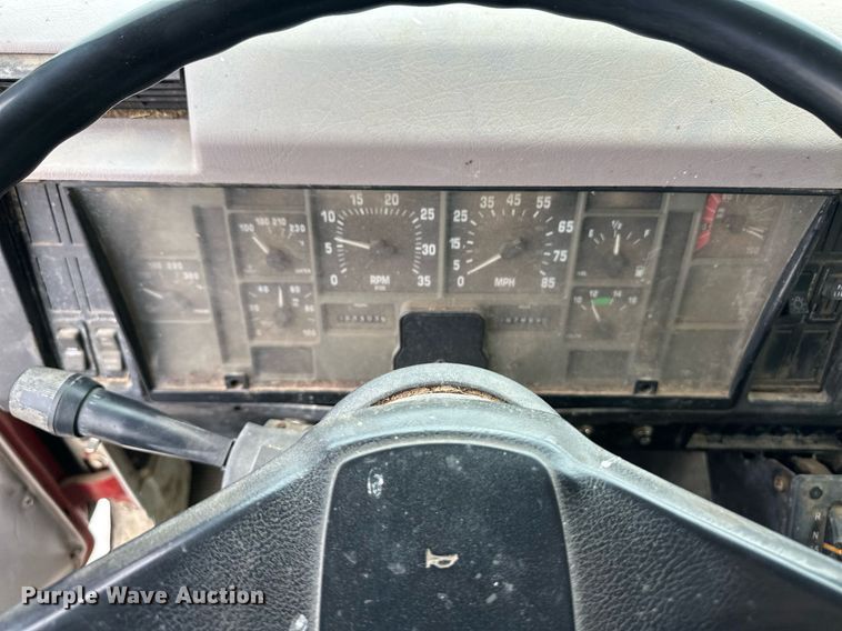 image for item ER8568 1996 International 4900 feed mixer truck